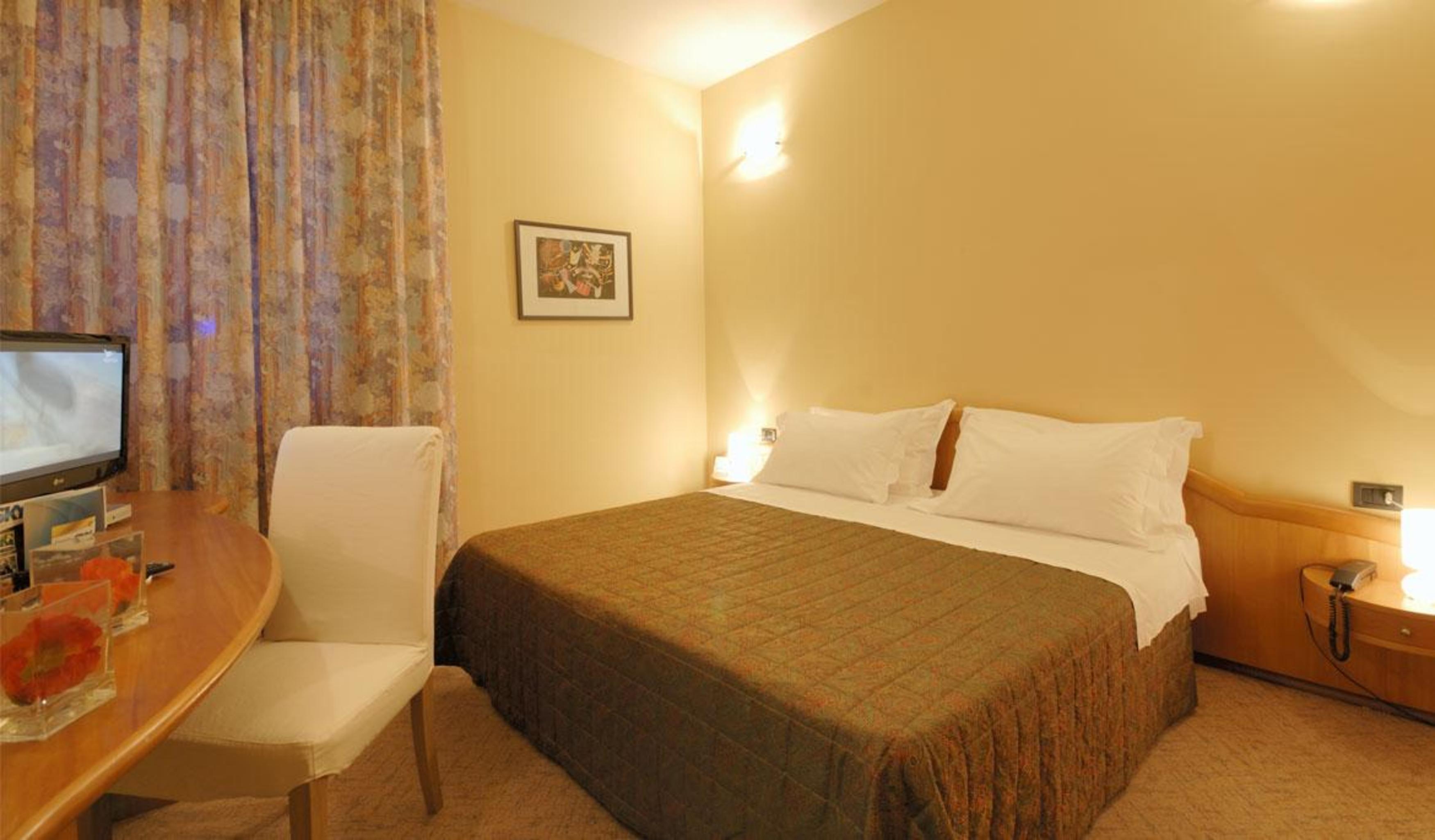 Hotel First Calenzano Bagian luar foto