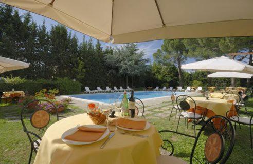 Hotel First Calenzano Bagian luar foto
